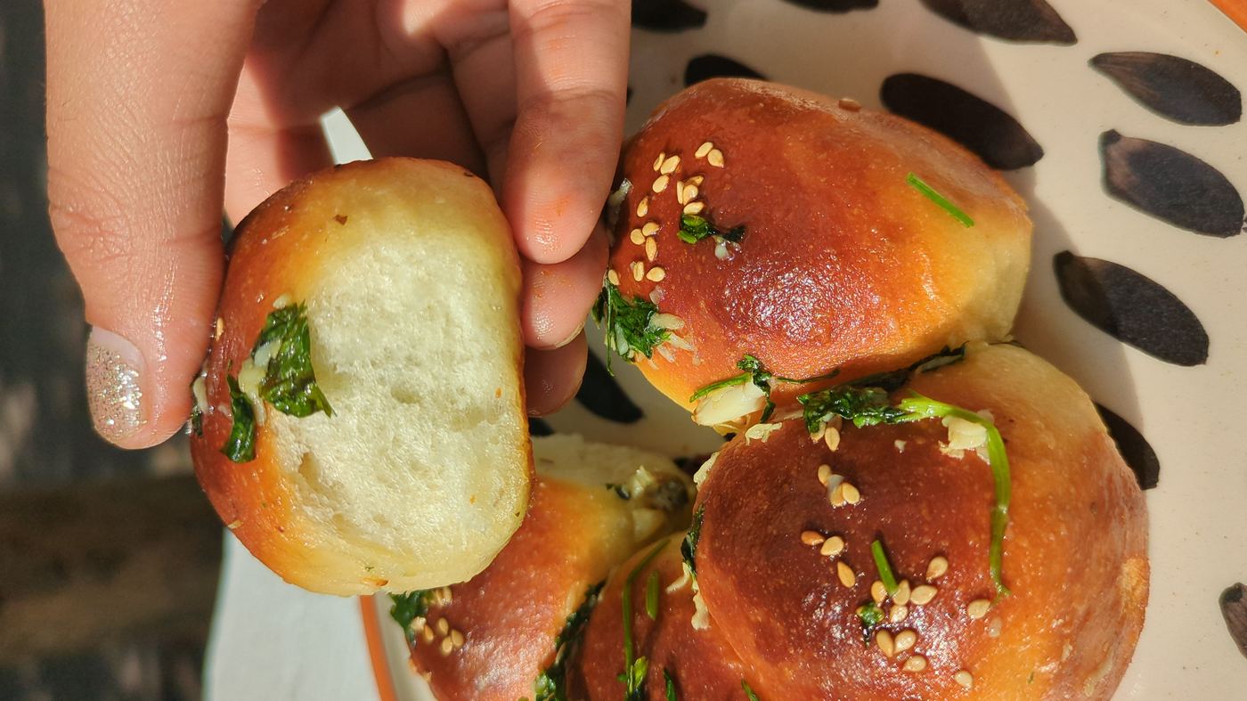 Garlic herb dinner rolls