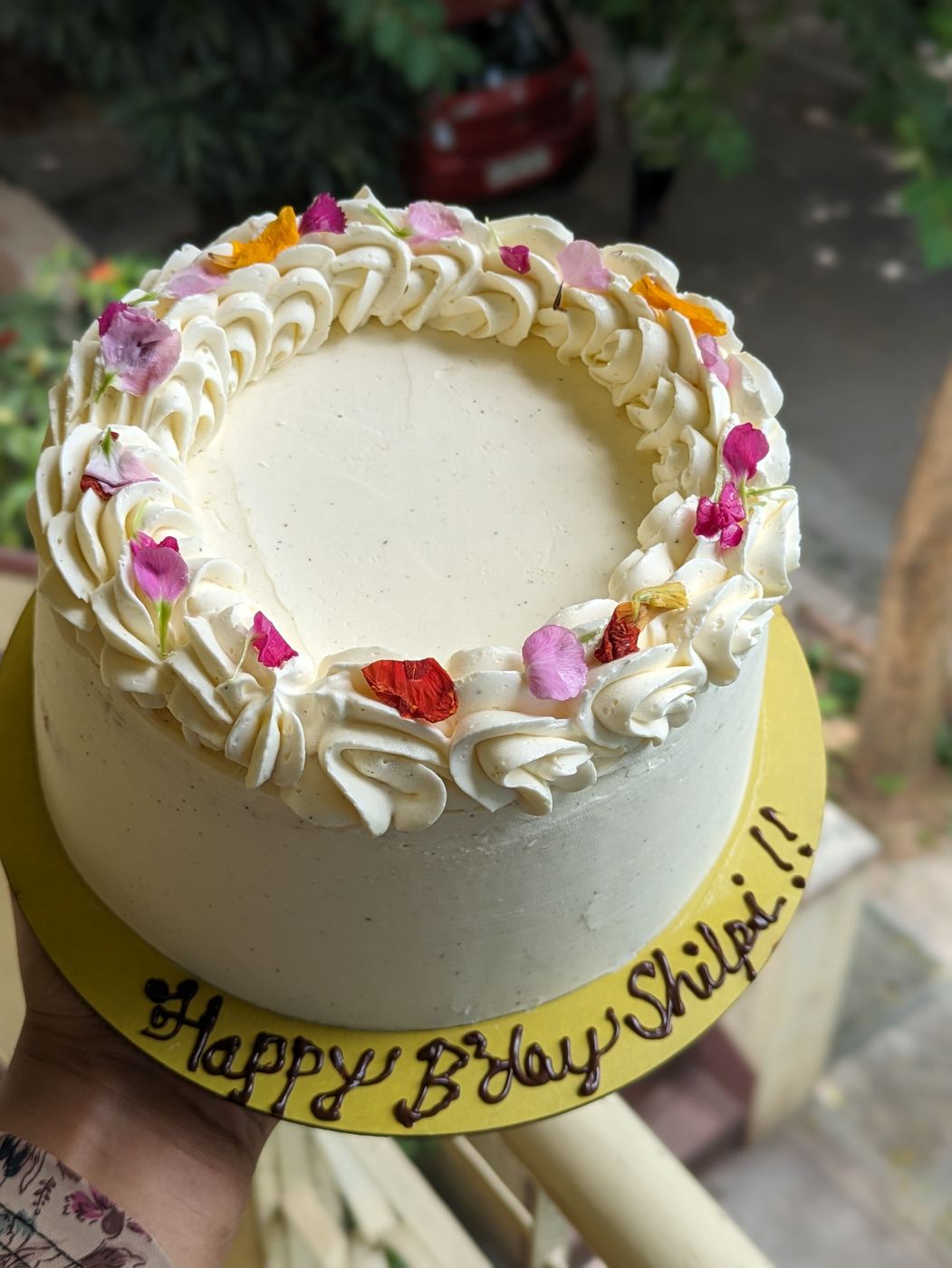 White buttercream cake with dried flowers